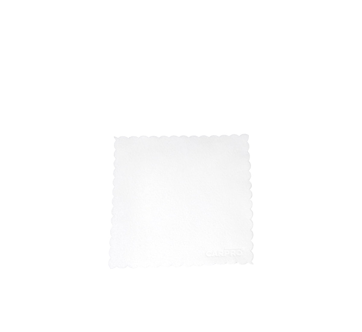 CARPRO Microsuede, panni bianchi in microfibra con bordi ondulati, perfetti per applicazioni uniformi di rivestimenti e sigillanti su superfici delicate.