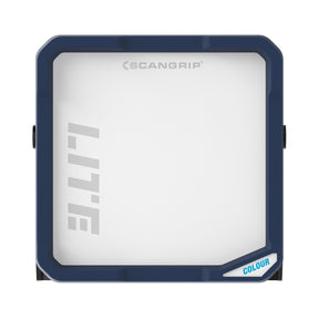 Vista frontale della luce LED SCANGRIP Vega Lite Colour, con struttura robusta e design portatile, ideale per un'illuminazione intensa e uniforme durante il detailing auto.