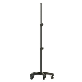 SCANGRIP Wheelstand 2.0 utilizzato per sostenere una luce da lavoro, migliorando l'illuminazione durante il detailing.