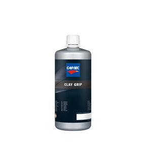 Flacone di CARTEC Clay Grip Accelerator per migliorare l'aderenza della clay bar durante il detailing del veicolo.