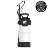 Nebulizzatore schiumogeno IK Foam Pro 12 con connettore per aria compressa, ideale per una copertura uniforme e schiuma densa nel detailing professionale.