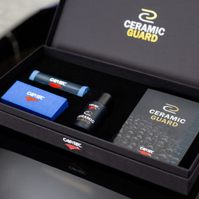 Set CARTEC Ceramic Guard Coating SiCarbon+ – confezione elegante contenente tutti gli accessori necessari per un'applicazione professionale del rivestimento ceramico sull'auto.