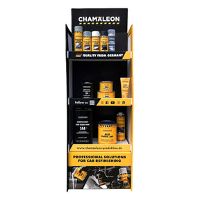 Espositore Chamäleon con prodotti professionali per la carrozzeria auto, inclusi stucchi, vernici e trasparenti di alta qualità.