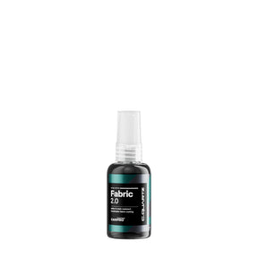 Flacone spray di CARPRO C.QUARTZ Fabric 2.0, un rivestimento traspirante e resistente alle macchie per la protezione dei tessuti.