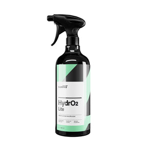 flacone spray di CARPRO HydrO2 Lite, un sigillante idrofobico per la protezione della carrozzeria dell'auto. Il flacone è nero con un'etichetta bianca e verde, e il nome del prodotto "HydrO2 Lite" è chiaramente visibile. Questo prodotto offre una protezione avanzata con una semplice applicazione spray, mantenendo la brillantezza e la protezione della superficie dell'auto.