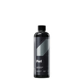 Flacone di CARPRO Perl, un trattamento a base d'acqua per proteggere e ravvivare le superfici in plastica, gomma e pelle dell'auto, con etichetta bianca, nera e grigia.