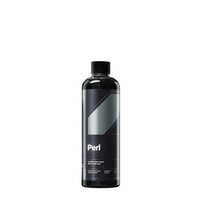 Flacone di CARPRO Perl, un trattamento a base d'acqua per proteggere e ravvivare le superfici in plastica, gomma e pelle dell'auto, con etichetta bianca, nera e grigia.