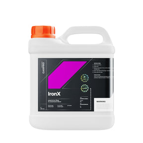  Tanica da 4 litri di CarPro IronX Cherry, detergente per la rimozione di contaminanti ferrosi, con etichetta bianca e dettagli rosa e grigi.