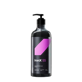 Grande bottiglia di CARPRO IronX Snow Soap da 1 litro con etichetta bianca, nera e rosa, dotata di un erogatore a pompa nero, progettata per una pulizia efficace e sicura delle auto, rimuovendo contaminazioni ferrose e residui stradali.