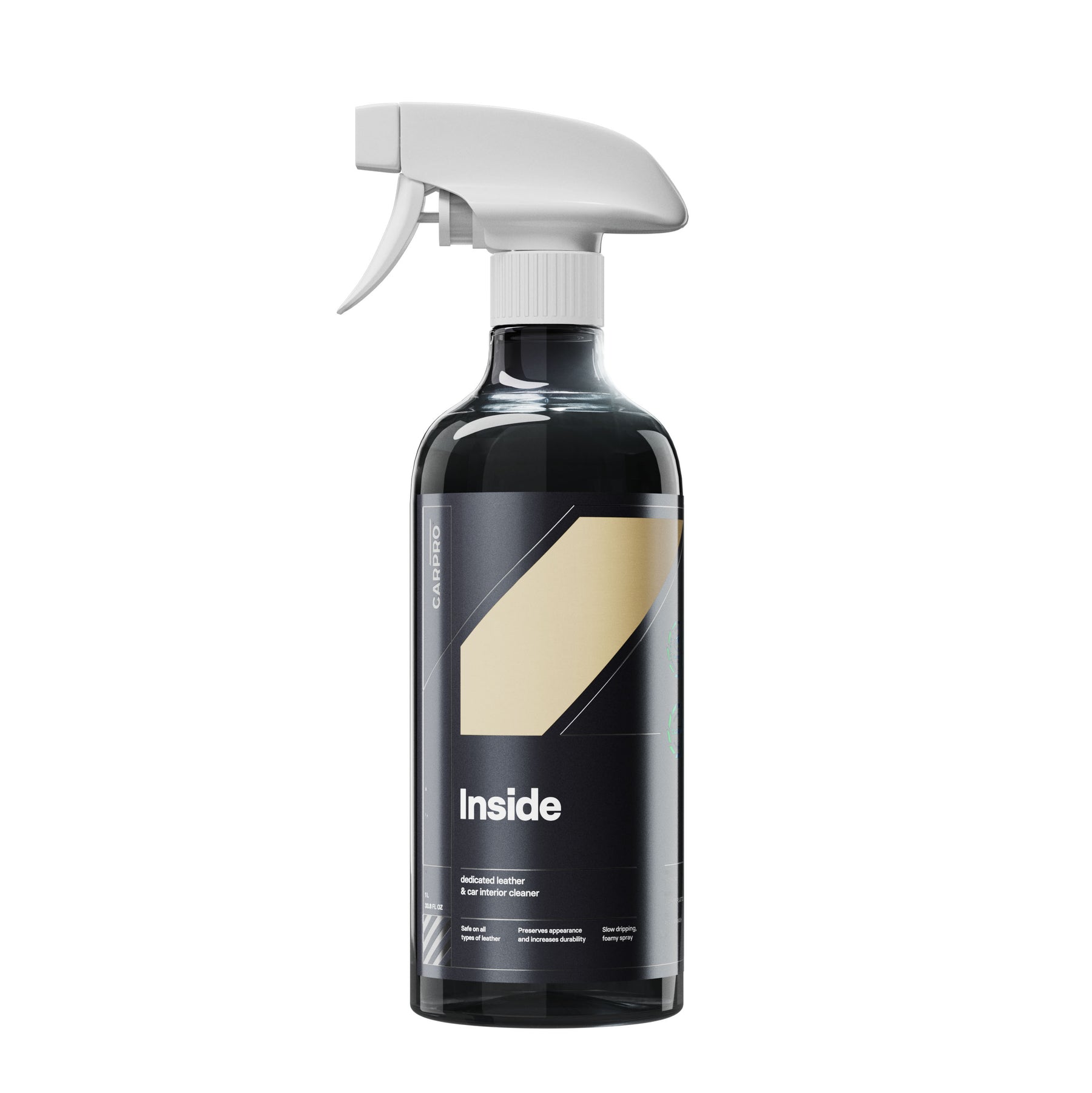 Flacone spray da 500 ml di CARPRO Inside, detergente per interni auto, con nebulizzatore bianco e etichetta bianca con dettagli beige e grigi, perfetto per pulire e proteggere gli interni dell'auto.