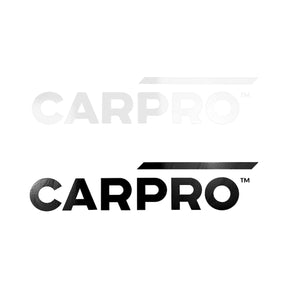 Dettaglio adesivi murali CARPRO in versione bianca e nera con logo ufficiale, ideali per spazi di lavoro di Detailers e showroom.