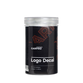 Confezione CARPRO Logo Decal con due adesivi da parete 50x12 cm, uno nero e uno bianco, per ambienti professionali di car detailing.