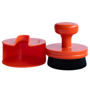 CARPRO DarkSide Tyre Brush grande con supporto separato, ideale per mantenere la spazzola pulita e protetta dopo l'applicazione del dressing.