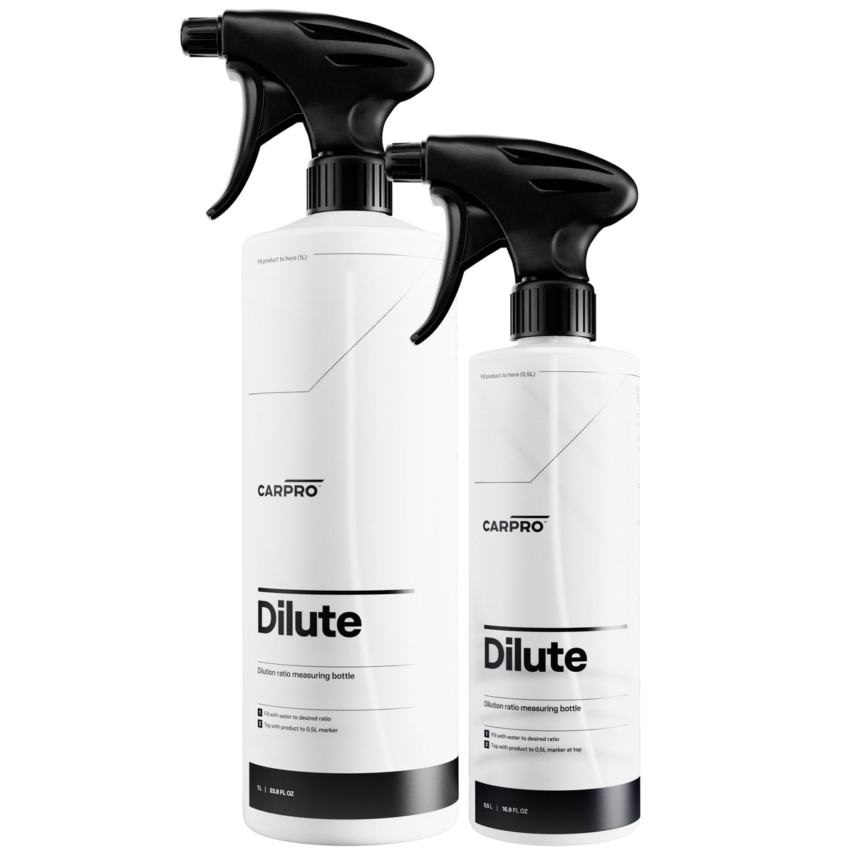  Due flaconi graduati CARPRO Dilute con spruzzatori neri, ideali per miscelare e diluire prodotti chimici con precisione, su sfondo bianco.