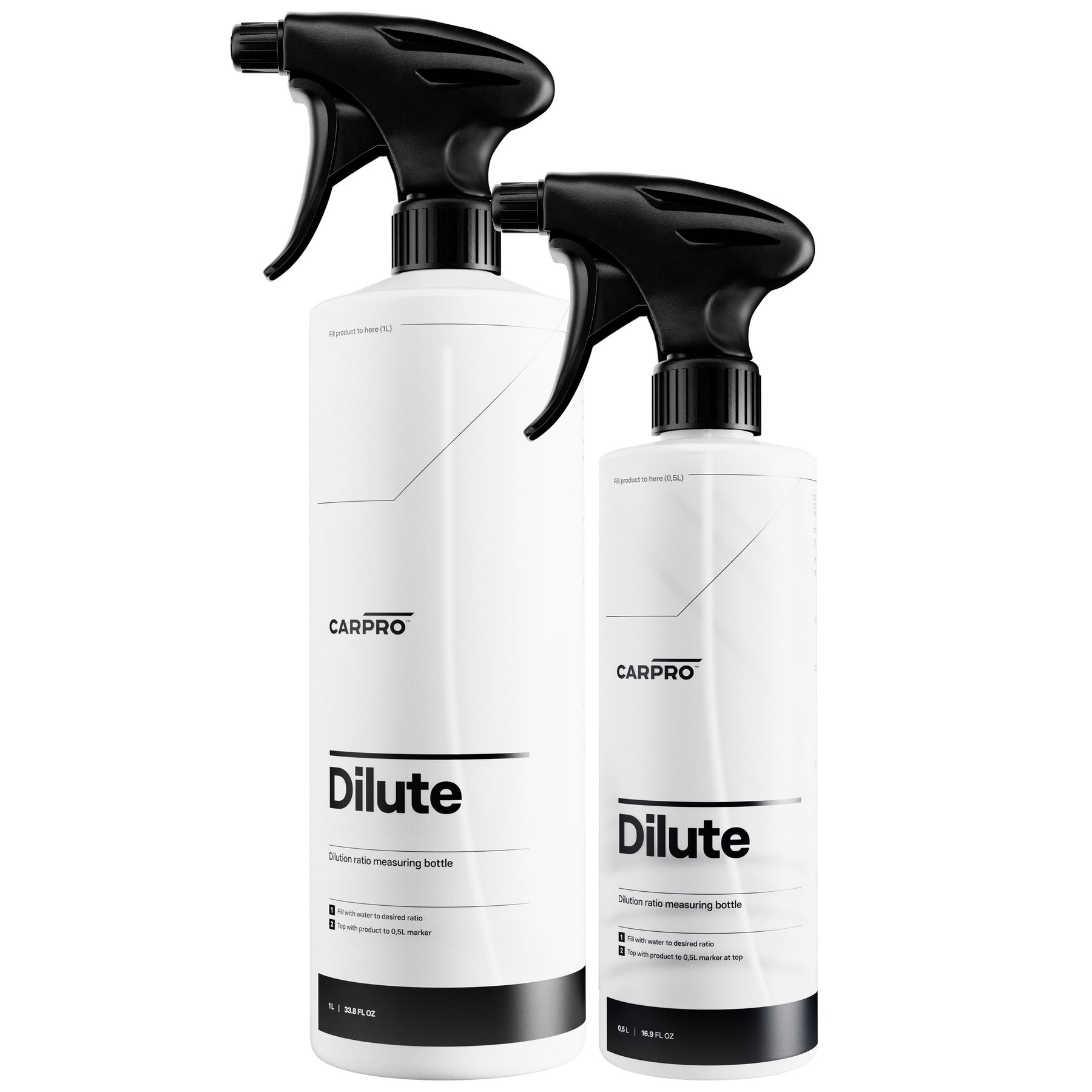  Due flaconi graduati CARPRO Dilute con spruzzatori neri, ideali per miscelare e diluire prodotti chimici con precisione, su sfondo bianco.