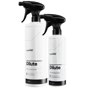  Due flaconi graduati CARPRO Dilute con spruzzatori neri, ideali per miscelare e diluire prodotti chimici con precisione, su sfondo bianco.