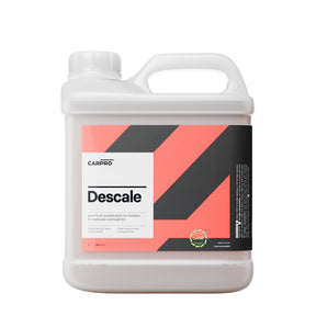 Flacone di CARPRO Descale su sfondo bianco, detergente potente per rimuovere calcare e macchie d'acqua dalla superficie del veicolo.