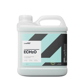 Tanica di CARPRO EcH2O su sfondo bianco, quick detailer a base di acqua e silice per una pulizia rapida e brillantezza intensa delle superfici del veicolo.