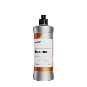 Flacone di CARPRO Essence su sfondo bianco, polish avanzato con primer integrato per una finitura impeccabile e preparazione della superficie del veicolo.