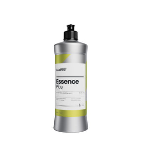 Flacone di CARPRO Essence Plus su sfondo bianco, ideale per ripristinare e proteggere la lucentezza della vernice del veicolo con una finitura brillante e duratura.  
