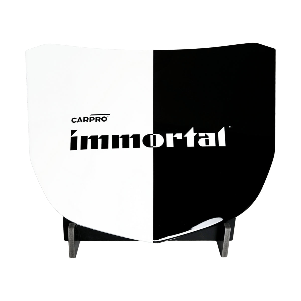 Cofano con pellicola protettiva CARPRO Immortal bianco e nero, che mostra la resistenza e la finitura di alta qualità