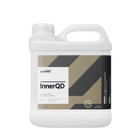 Flacone di CARPRO InnerQD quick detailer, ideale per pulire e proteggere gli interni dell'auto, con formula anti-polvere e protezione UV.