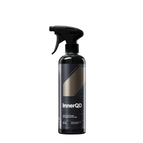 Flacone di CARPRO InnerQD quick detailer, ideale per pulire e proteggere gli interni dell'auto, con formula anti-polvere e protezione UV.