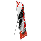 CARPRO Immortal Totem, un espositore verticale con banner. Il totem è sostenuto da un treppiede e presenta un banner con il design "Immortal" in rosso e bianco, con immagini dettagliate di superfici lucide e testo promozionale. Questo espositore è ideale per organizzare e mostrare prodotti in modo accattivante e professionale, perfetto per spazi di lavoro o eventi promozionali.