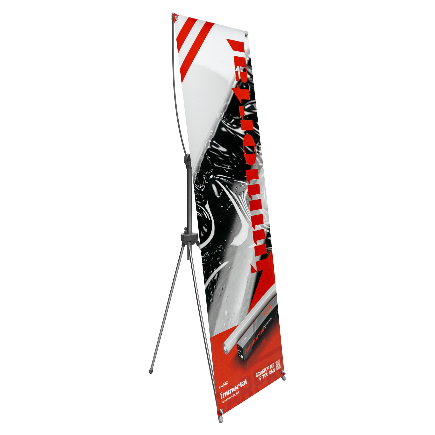 CARPRO Immortal Totem, un espositore verticale con banner. Il totem è sostenuto da un treppiede e presenta un banner con il design "Immortal" in rosso e bianco, con immagini dettagliate di superfici lucide e testo promozionale. Questo espositore è ideale per organizzare e mostrare prodotti in modo accattivante e professionale, perfetto per spazi di lavoro o eventi promozionali.