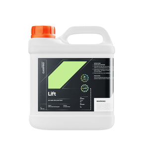 Flacone di CARPRO Lift, uno shampoo schiumogeno ultra per prelavaggio, con etichetta bianca, verde e grigia, progettato per rimuovere sporco e contaminanti prima del lavaggio principale dell'auto.