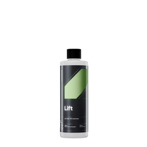 Flacone di CARPRO Lift, uno shampoo schiumogeno ultra per prelavaggio, con etichetta bianca, verde e grigia, progettato per rimuovere sporco e contaminanti prima del lavaggio principale dell'auto.Bottiglia di CARPRO Lift Prelavaggio Schiumogeno, detergente ad alta potenza per rimuovere sporco e contaminanti dalla carrozzeria dell'auto.