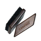 CARPRO Leather and Fabric Brush, spazzola in legno con setole nere, ideale per la pulizia delicata di interni in pelle e tessuti, con marchio inciso.