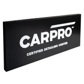 Insegna luminosa CARPRO nera con testo bianco "Certified Detailing Center", ideale per aggiungere visibilità e un tocco professionale a officine e showroom.