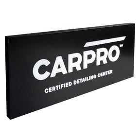 Insegna luminosa CARPRO nera con testo bianco "Certified Detailing Center", ideale per aggiungere visibilità e un tocco professionale a officine e showroom.