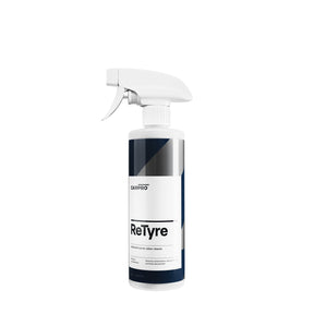 Flacone di CARPRO ReTyre con spruzzatore bianco, un detergente specifico per pneumatici e gomma, con etichetta bianca, nera e blu, progettato per rimuovere efficacemente sporco e contaminanti dalle superfici in gomma.