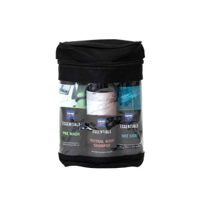 Cartec Essentials Kit Lavaggio Auto Wet Coat Basic Il Preparatore 2.0 con prodotti per il lavaggio auto, shampoo, cera spray e accessori su sfondo bianco.