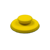  Applicatore ergonomico giallo per tampone e clay pad, ideale per una decontaminazione precisa della carrozzeria.