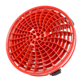 Griglia Dirt Lock rossa con design a spirale, ideale per mantenere l'acqua pulita e proteggere la carrozzeria dai graffi durante il lavaggio dell'auto.