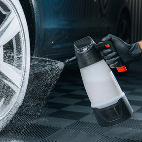 IK Foam Pro 2 utilizzato per la pulizia dei cerchi auto – nebulizzazione precisa di schiuma su ruote