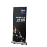 Roll-Up Cartec con immagine di un Detailer professionista mentre utilizza prodotti per la cura dell'auto.