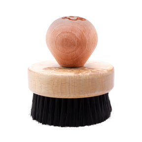 Pomello ergonomico Sibelum Ergo Grip Antislip attaccato a una spazzola, progettato per migliorare il controllo e il comfort durante la pulizia di superfici delicate