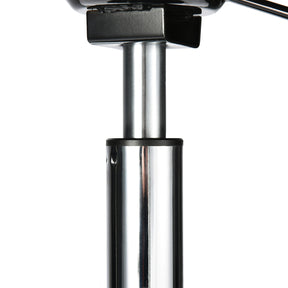 Sgabello mobile regolabile con seduta imbottita, struttura in acciaio e base con ruote per un facile movimento, ideale per lavori di detailing.