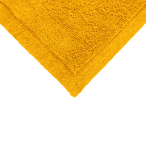 Dettaglio di un panno in microfibra giallo, ripiegato, ideale per la pulizia senza graffi delle superfici.