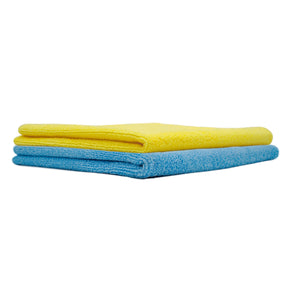Due panni in microfibra colorati, giallo e azzurro, ideali per la pulizia e il detailing delle superfici auto.