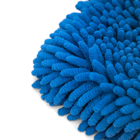 Dettaglio ravvicinato del Guanto Lavaggio XL blu con microfibra a nappa, progettato per catturare delicatamente sporco e detriti durante il lavaggio dell'auto.