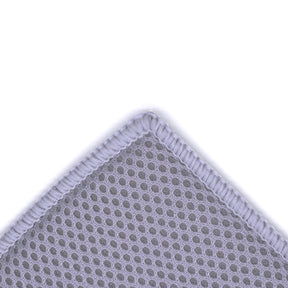 Dettaglio del bordo di un Mesh Pad grigio, con un lato a rete, progettato per applicazioni precise e uniformi di prodotti per il detailing auto.