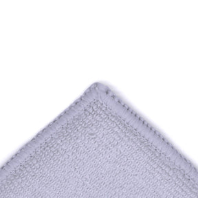 Dettaglio del lato in microfibra del Mesh Pad grigio, ideale per applicazioni precise di prodotti per il detailing auto.