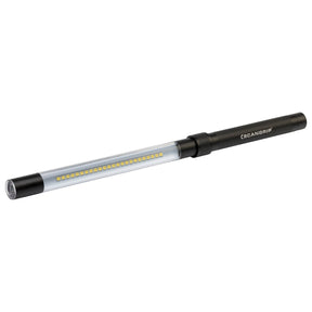 SCANGRIP Line Light C+R utilizzata per illuminare un'area di lavoro durante il detailing auto.