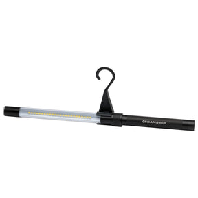 SCANGRIP Line Light C+R utilizzata per illuminare un'area di lavoro durante il detailing auto. stand