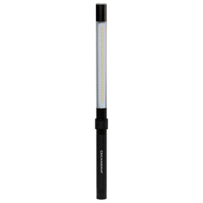 SCANGRIP Line Light C+R utilizzata per illuminare un'area di lavoro durante il detailing auto.